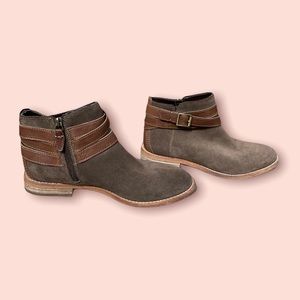 Clarks ankle booties size 8